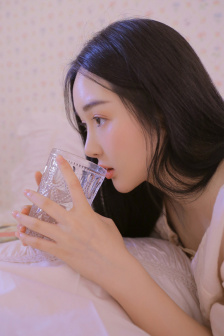 女孩头像只留身材